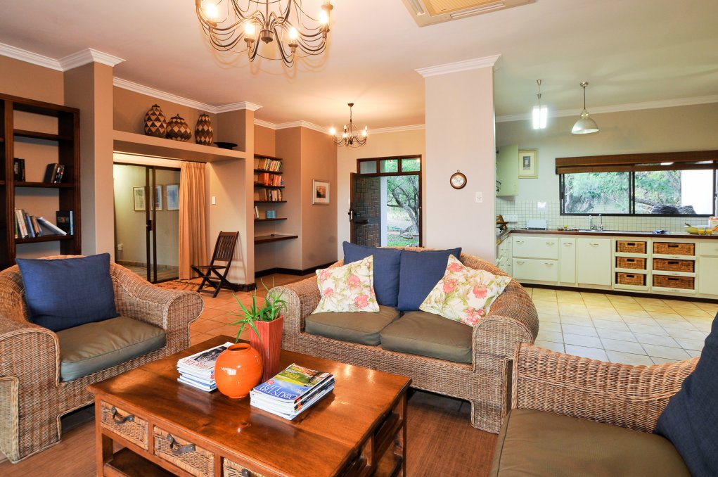 Lounge / Kitchen - Mkhulu's House @ Hluhluwe River Lodge